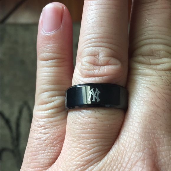 New York Yankees Black Ring - Picture 2 of 5